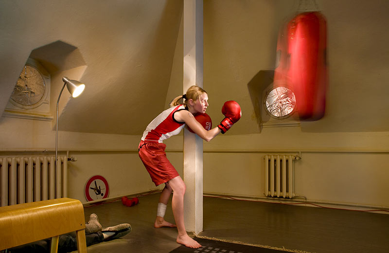 frau boxt mit boxsack woman is boxing
