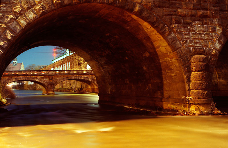 bierbrücke über chemnitzfluss nacht